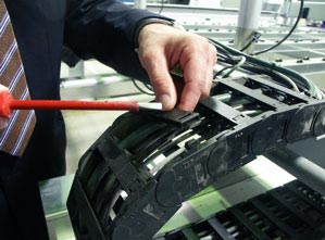 ReadyChain® pre-harnessed cable carriers: dismantling
