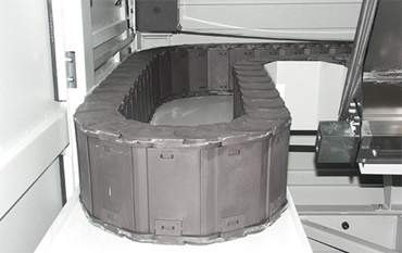 No more burn marks: polymer energy tube made from the special material "igumid HT". The energy supply is resistant to swarf up to 850°C.