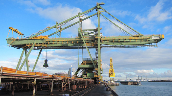 Ship unloading crane