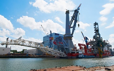 Heavy duty crane on a ship