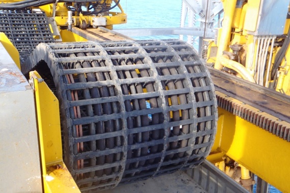 Energy chain in the overall drilling equipment of the drilling vessel including horizontal and vertical pipe handling